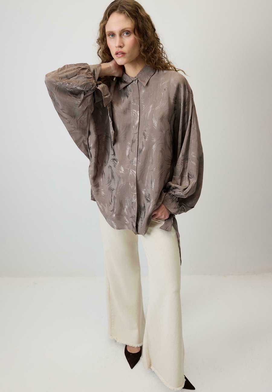 Блуза Touché Privé Button-down blouse, Brown
Блуза Touché Privé Button-down blouse, Brown