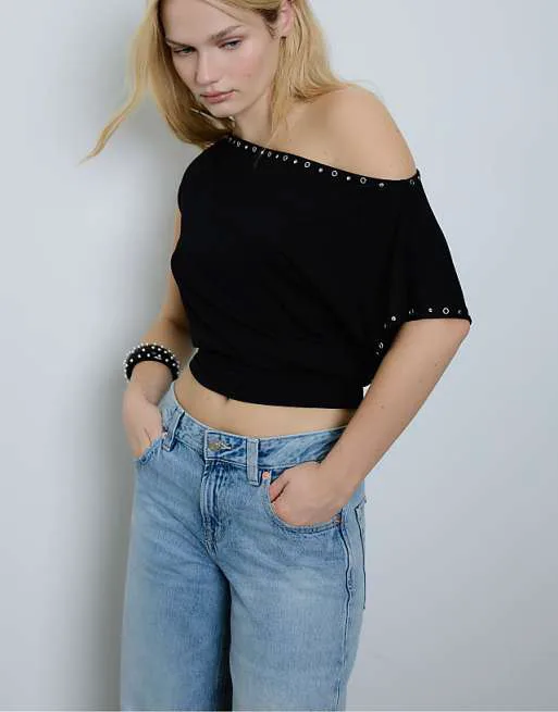 Черная футболка с асимметричными заклепками Stradivarius
Черная футболка с асимметричными заклепками Stradivarius