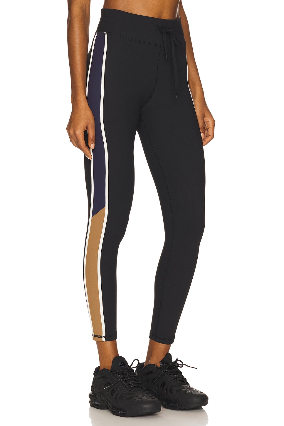 Revolver миди-брюки The Upside, black
Revolver миди-брюки The Upside, black