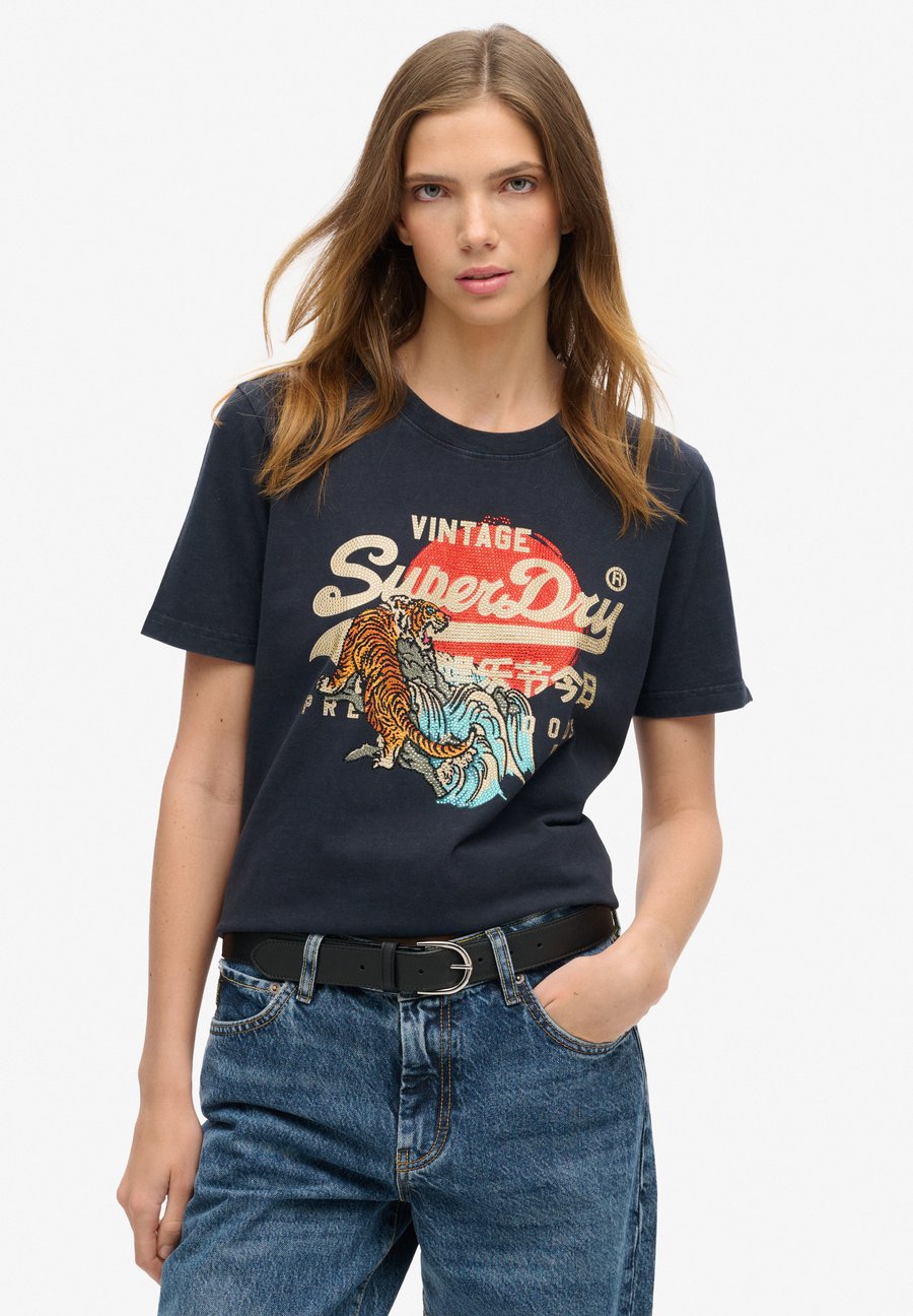 Футболка Superdry & Co TOKYO RELAXED, Eclipse Navy/Blue, Синий, Футболка Superdry & Co TOKYO RELAXED, Eclipse Navy/Blue
Футболка Superdry & Co TOKYO RELAXED, Eclipse Navy/Blue, Синий, Футболка Superdry & Co TOKYO RELAXED, Eclipse Navy/Blue