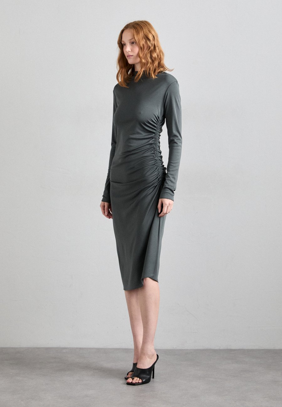 Платье Tiger of Sweden ALIZ, Midnight Green/Green
Платье Tiger of Sweden ALIZ, Midnight Green/Green