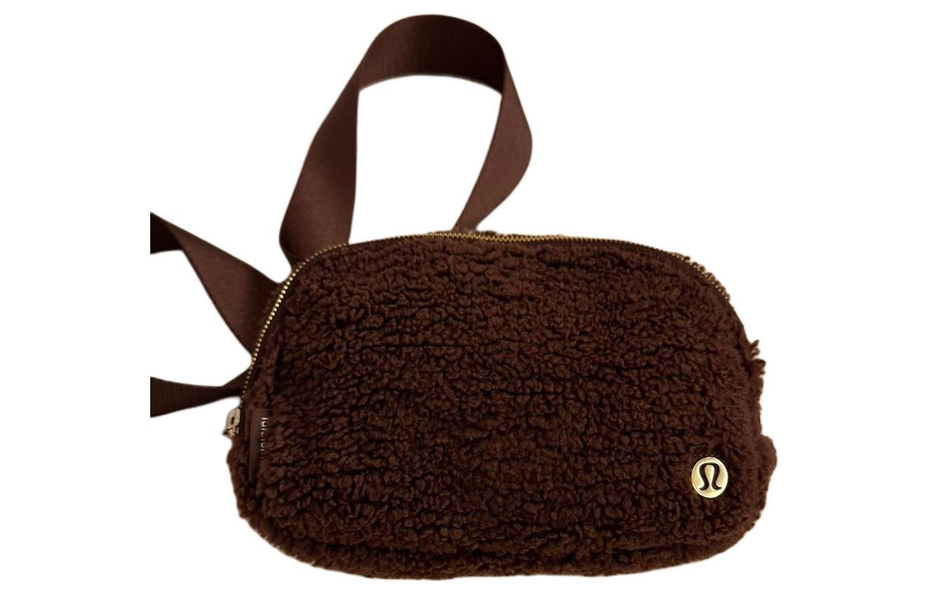 Lululemon Женский поясной рюкзак из переработанного полиэстера обычный земляной коричневый и золотой, Earth Brown & Gold
Lululemon Женский поясной рюкзак из переработанного полиэстера обычный земляной коричневый и золотой, Earth Brown & Gold