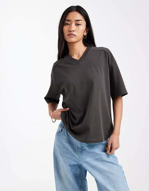 Темно-серая футболка стандартного кроя с v-образным вырезом ASOS DESIGN
Темно-серая футболка стандартного кроя с v-образным вырезом ASOS DESIGN