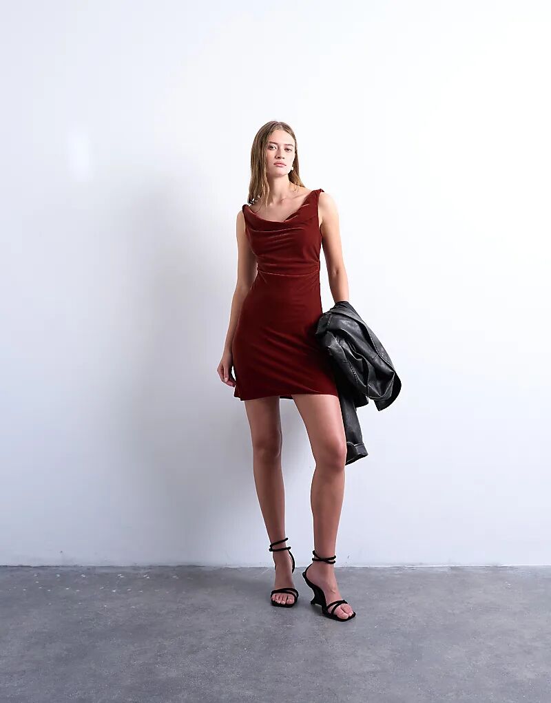 Бархатное мини-платье Topshop с перекрученными плечами в табачном цвете
Бархатное мини-платье Topshop с перекрученными плечами в табачном цвете