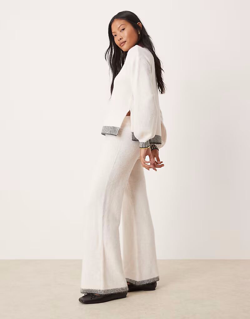 Vila Petite кремовые трикотажные брюки широкого кроя с контрастной строчкой, коорд
Vila Petite кремовые трикотажные брюки широкого кроя с контрастной строчкой, коорд