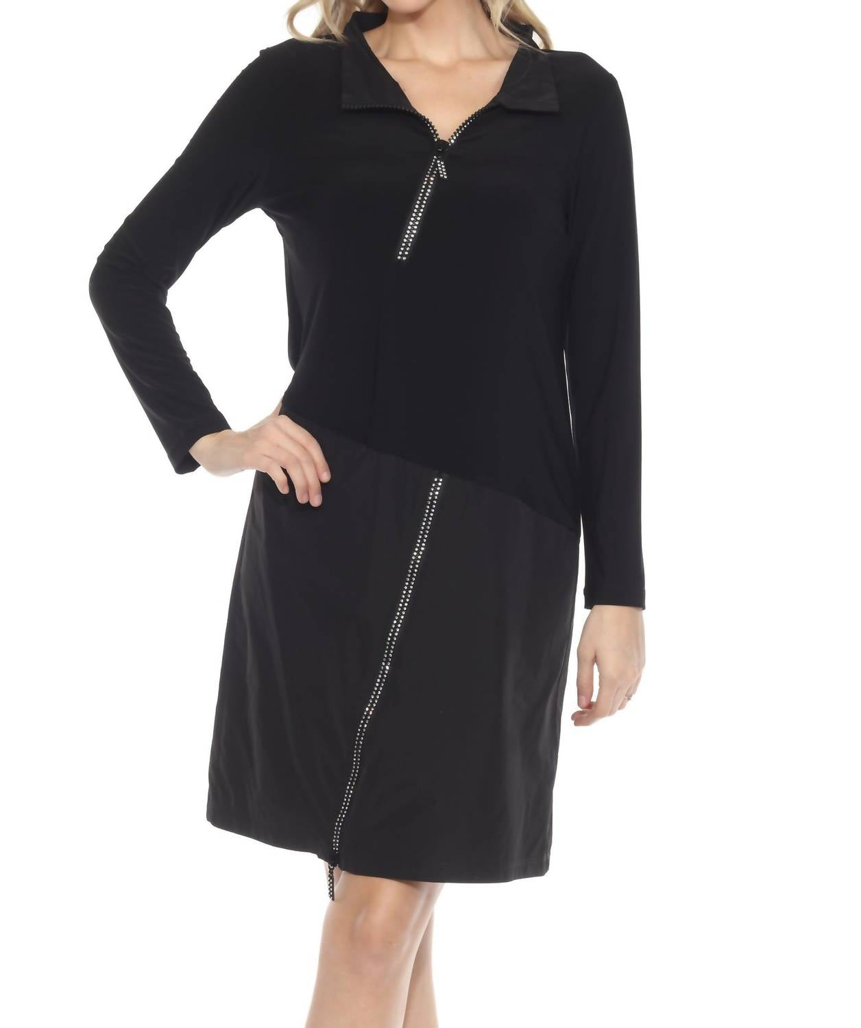 Черное платье с высокой горловиной и декоративной молнией Joseph Ribkoff
Черное платье с высокой горловиной и декоративной молнией Joseph Ribkoff