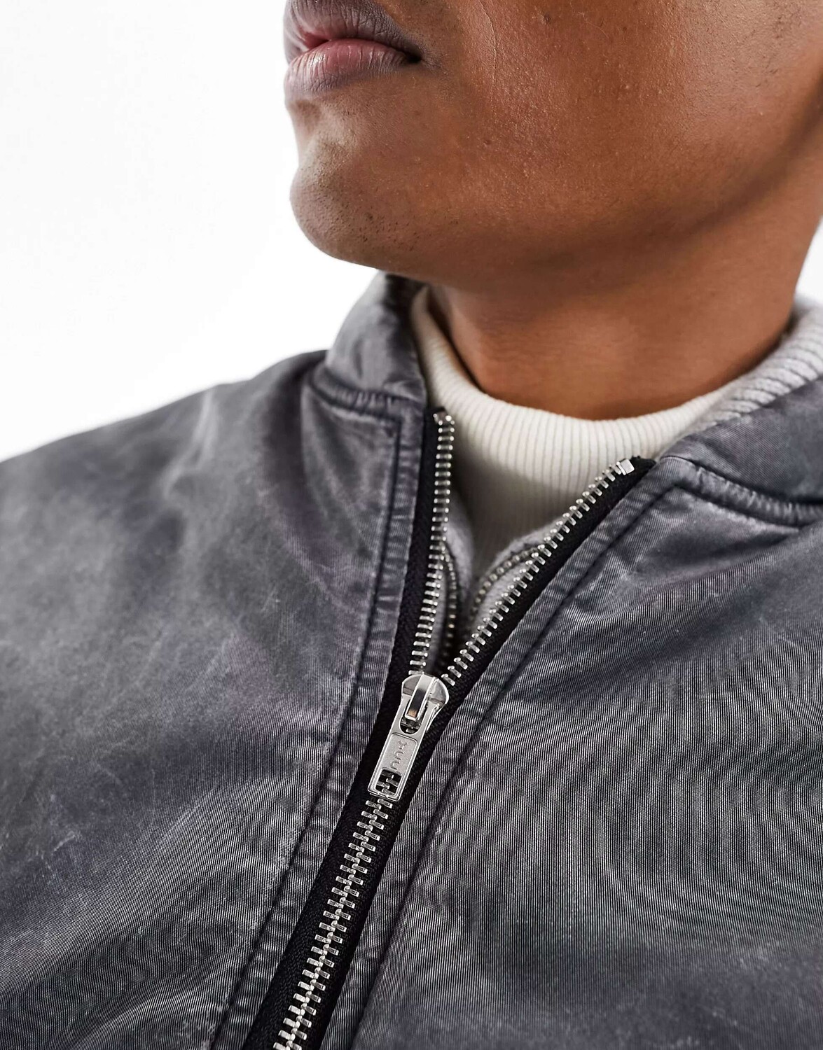 Черный бомбер в стиле оверсайз ASOS
Черный бомбер в стиле оверсайз ASOS