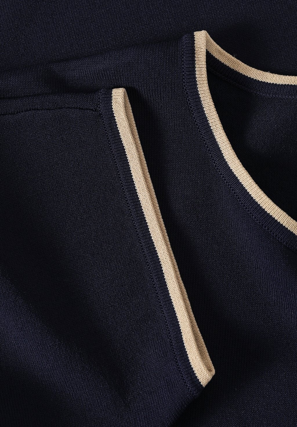 Базовая футболка ESTETINA TATUUM, темно-синий
Базовая футболка ESTETINA TATUUM, темно-синий