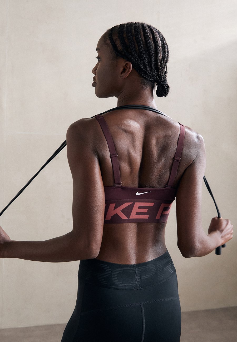Бюстгальтер Nike Performance INDY PLUNGE BRA BOLD, Burgundy Crush/Canyon Rust/White/Bordeaux
Бюстгальтер Nike Performance INDY PLUNGE BRA BOLD, Burgundy Crush/Canyon Rust/White/Bordeaux