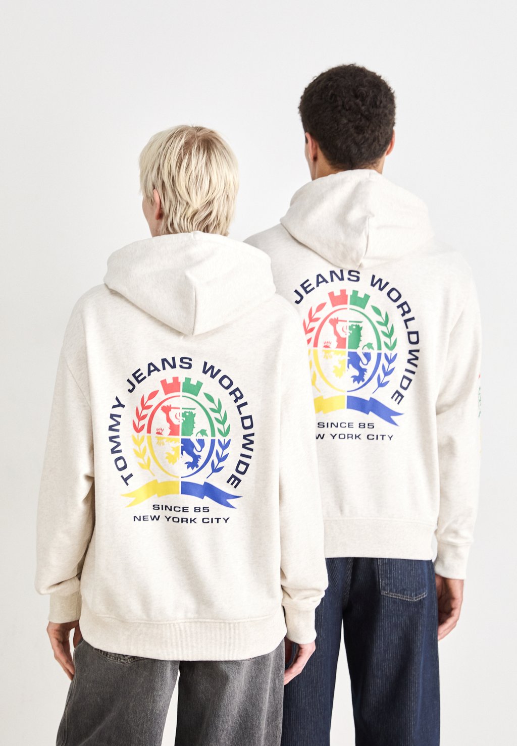 Толстовка VARSITY CREST HOOD UNISEX - Hoodie Tommy Jeans, бежевый 
Толстовка VARSITY CREST HOOD UNISEX - Hoodie Tommy Jeans, бежевый