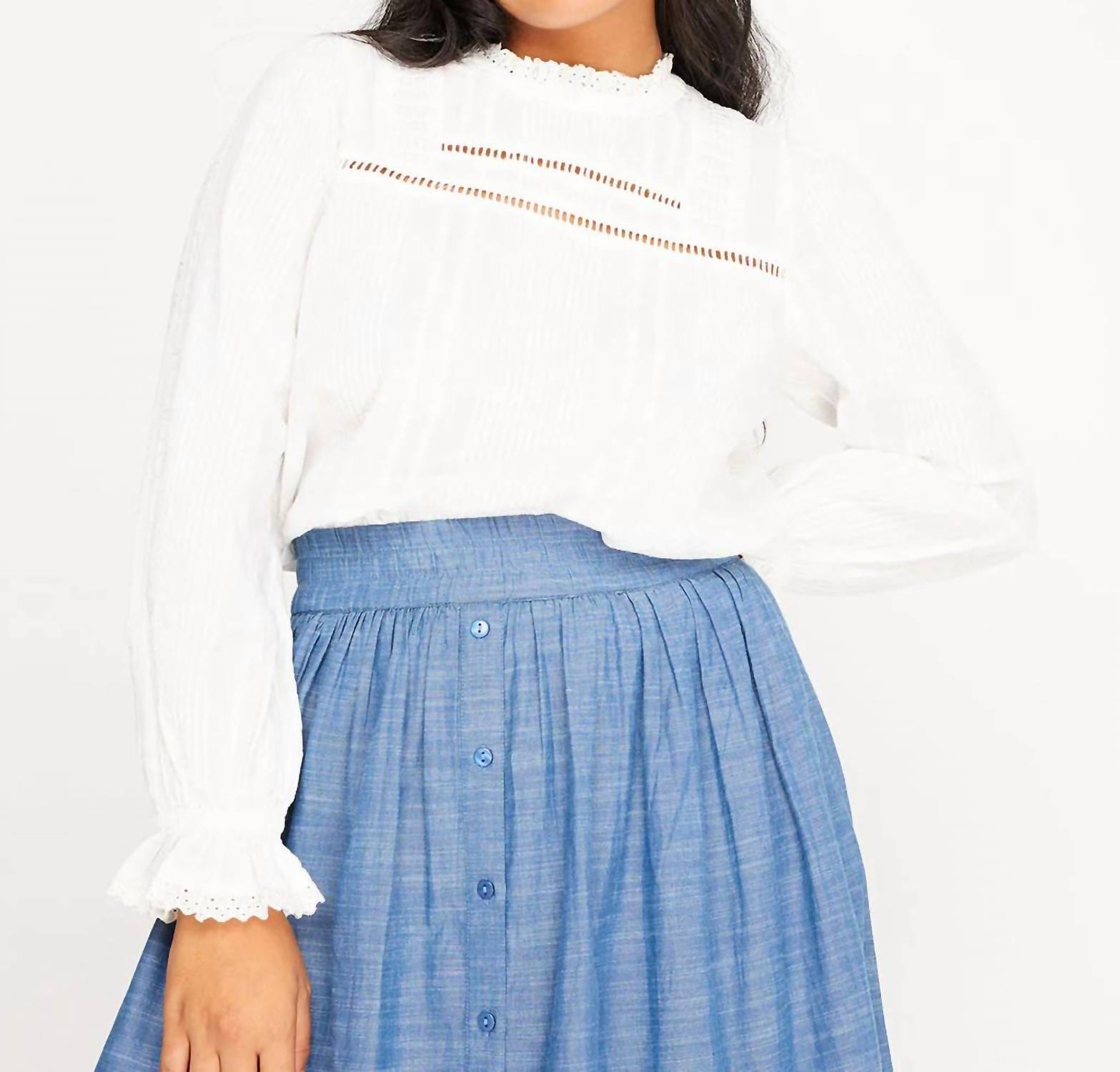 Рубиновая блузка белого цвета OPHELIA & INDIGO
Рубиновая блузка белого цвета OPHELIA & INDIGO