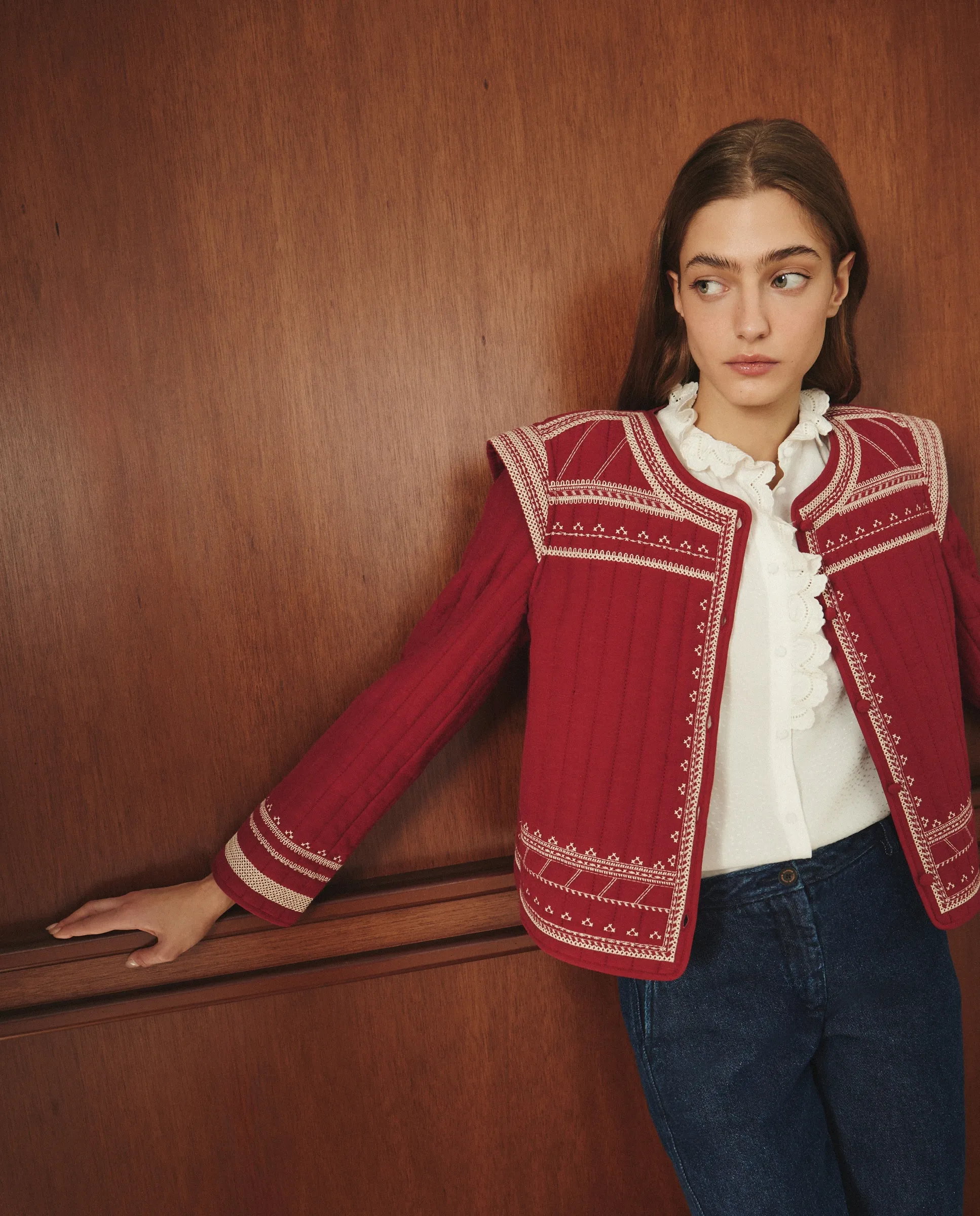 Короткая женская куртка с вышивкой Lloyd'S, красный 
Короткая женская куртка с вышивкой Lloyd'S, красный