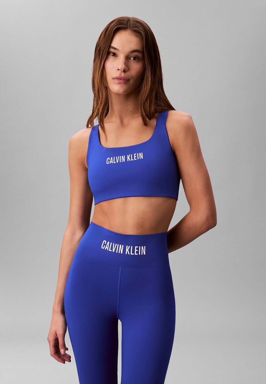 Бюстгальтер Calvin Klein Performance Medium support sports bra, Royalty/Blue
Бюстгальтер Calvin Klein Performance Medium support sports bra, Royalty/Blue