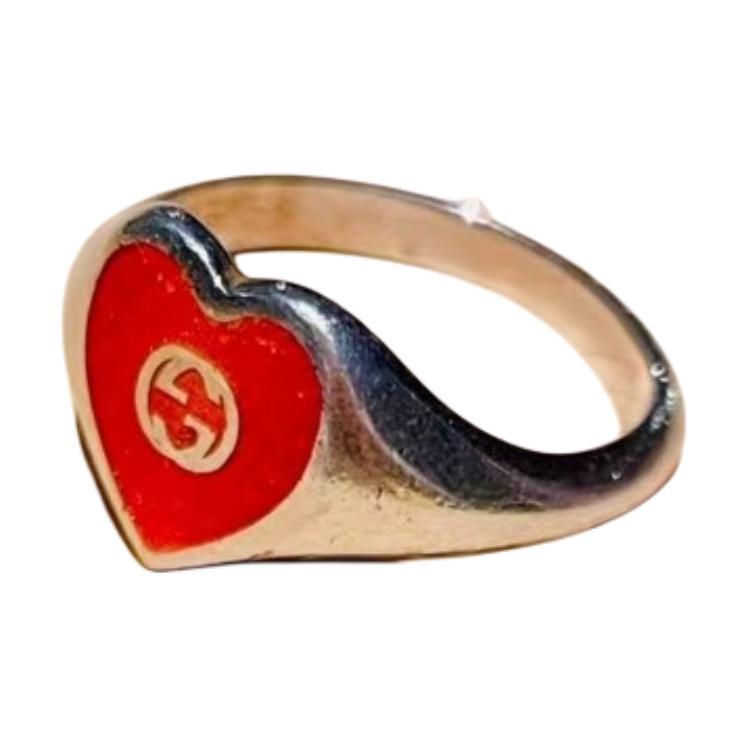 Кольцо с переплетающейся буквой G и эмалевым сердцем GUCCI
Кольцо с переплетающейся буквой G и эмалевым сердцем GUCCI