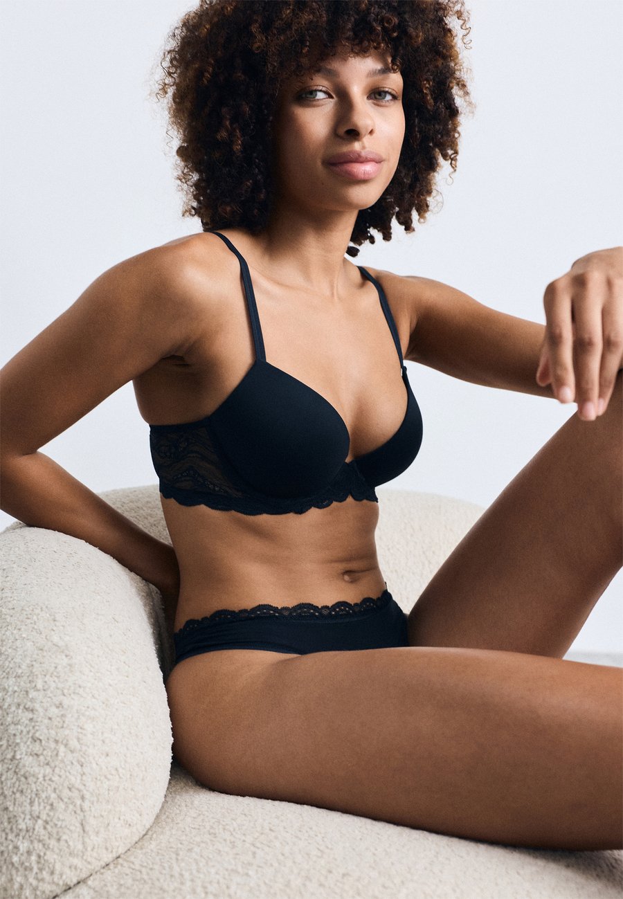 Бюстгальтер Calvin Klein Underwear LIFT SENSUAL STRETCH , Black
Бюстгальтер Calvin Klein Underwear LIFT SENSUAL STRETCH , Black