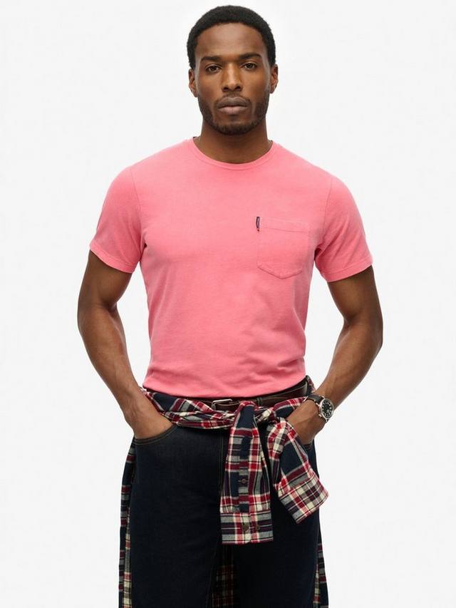 Хлопчатобумажная футболка обычного покроя с коротким рукавом и незаменимым карманом Superdry, цвет Washed Paradise Red 
Хлопчатобумажная футболка обычного покроя с коротким рукавом и незаменимым карманом Superdry, цвет Washed Paradise Red