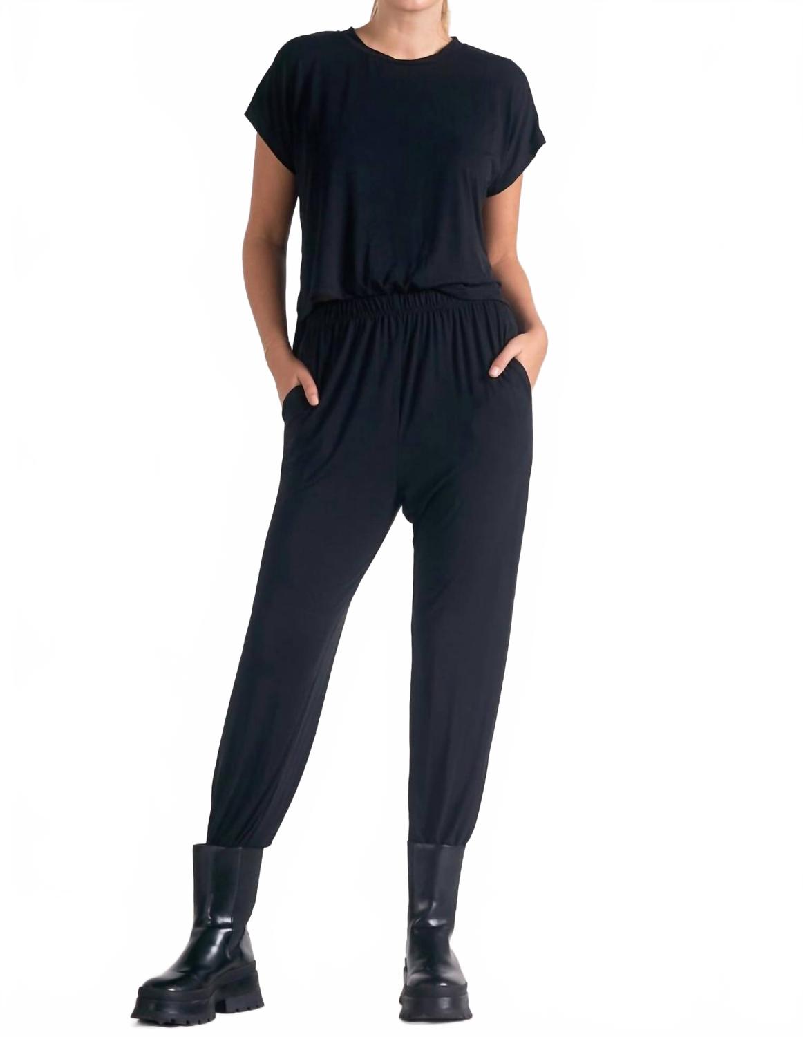 Футболка-джоггер комбинезон в черном цвете ELAN
Футболка-джоггер комбинезон в черном цвете ELAN