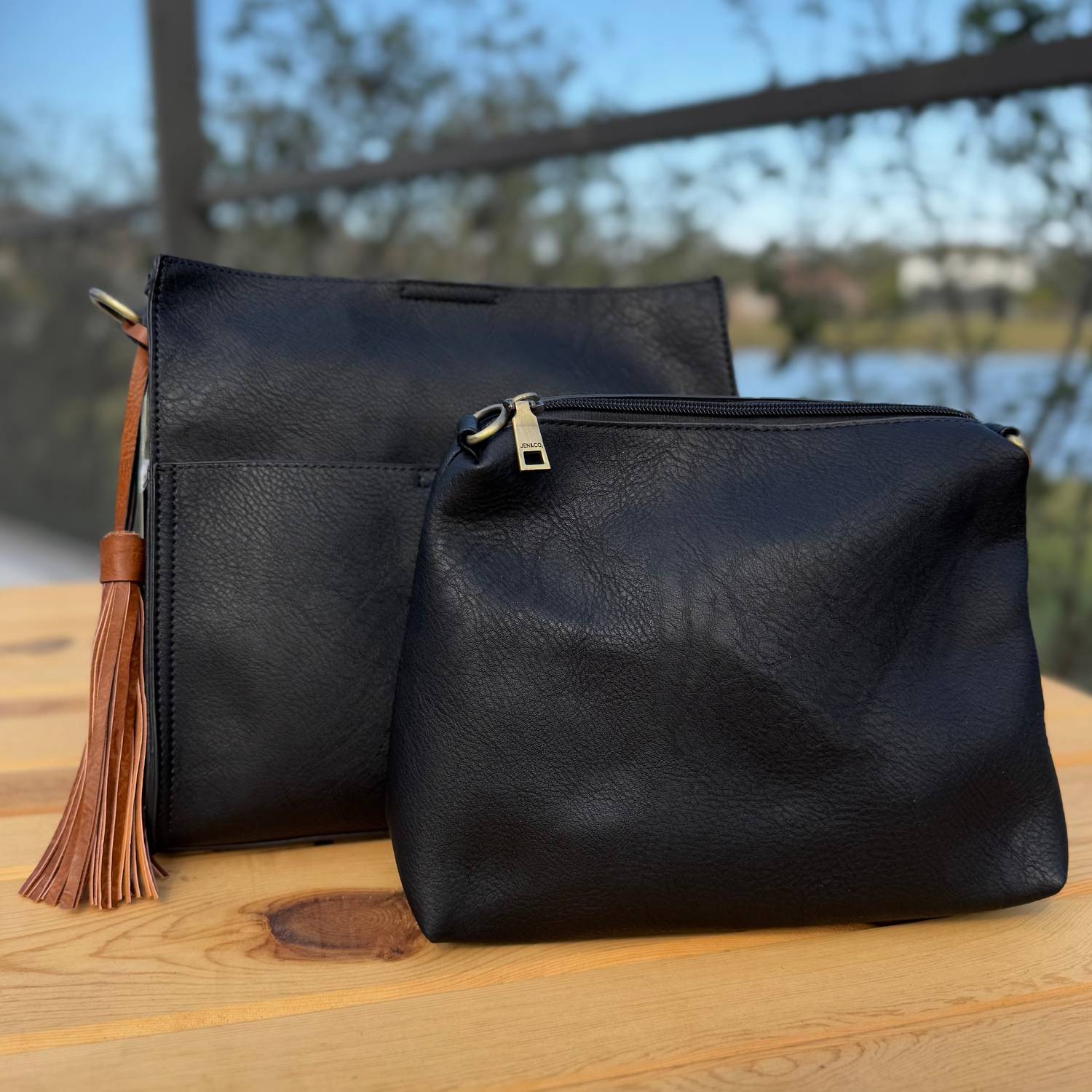 Женская сумка-ведро Lyla с уникальным гитарным ремнем в черно-коричневом цвете Jen & Co.
Женская сумка-ведро Lyla с уникальным гитарным ремнем в черно-коричневом цвете Jen & Co.