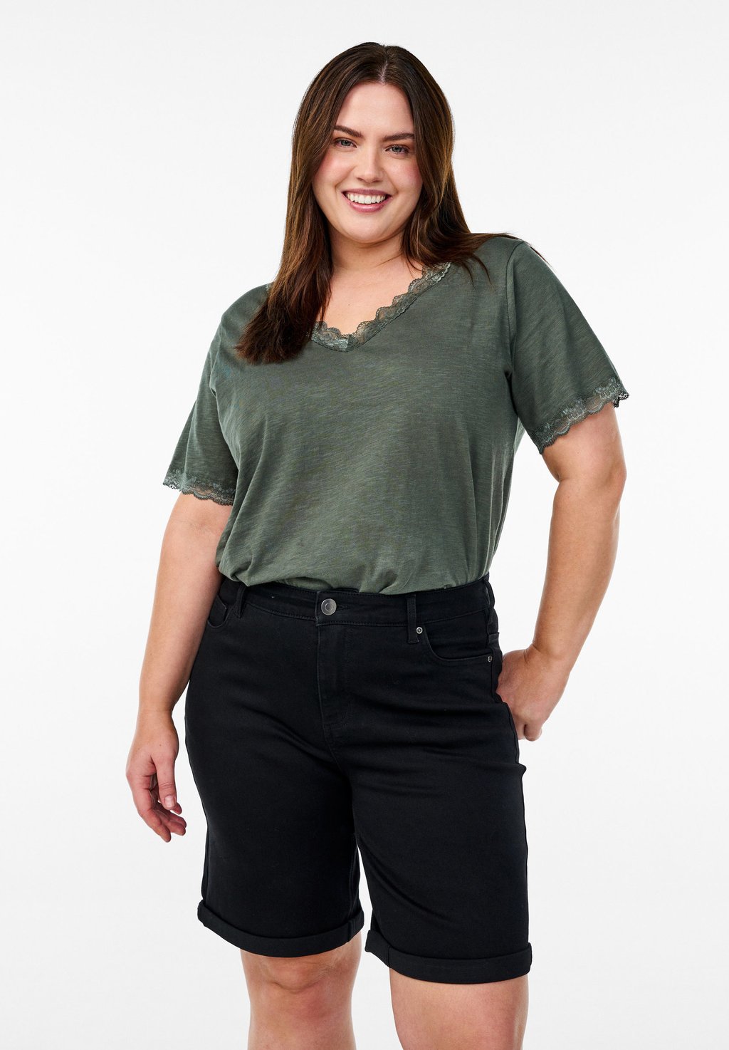 Джинсовые шорты ENG ANLIEGENDE MIT HOHER TAILLE Zizzi, черный 
Джинсовые шорты ENG ANLIEGENDE MIT HOHER TAILLE Zizzi, черный