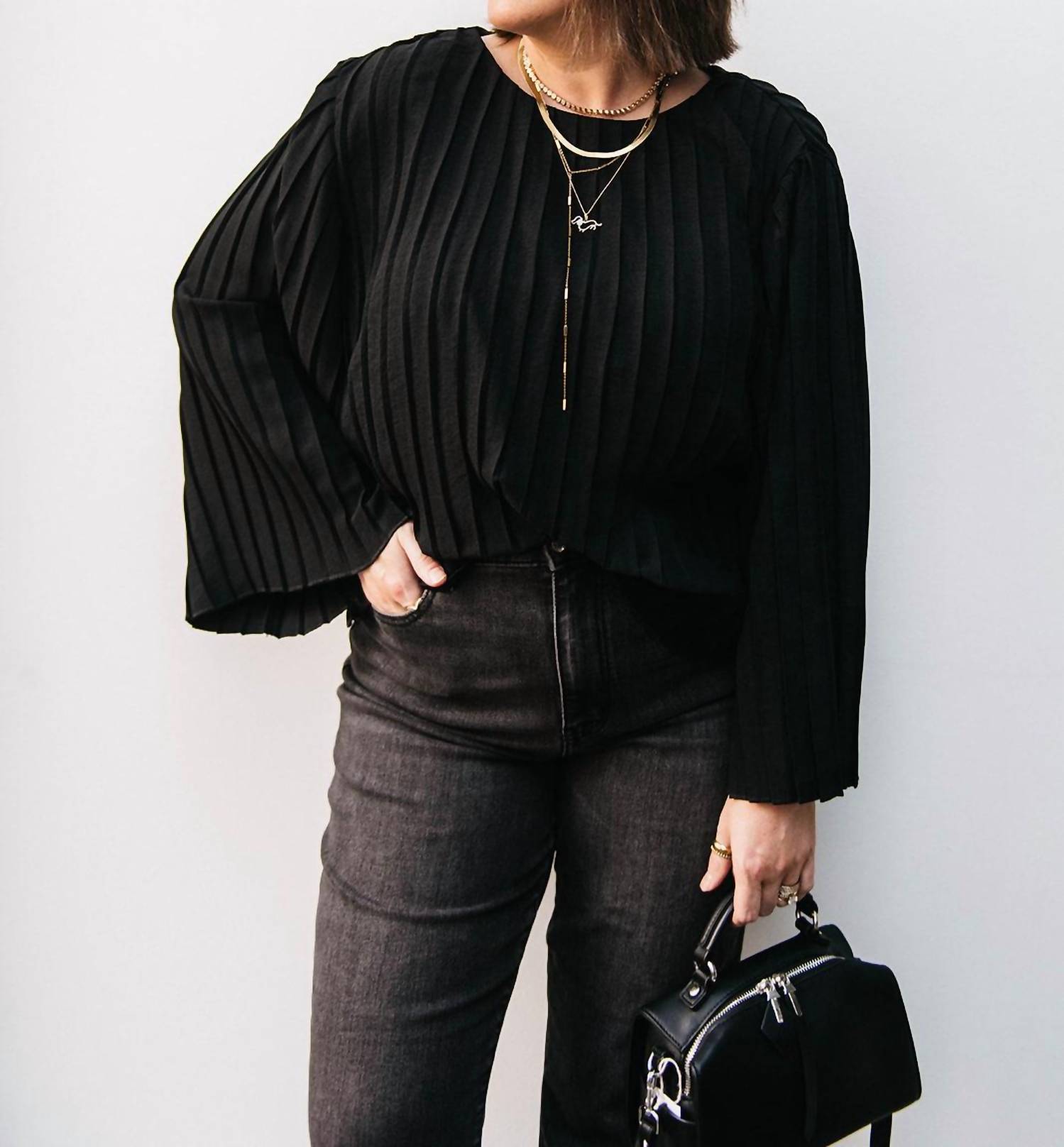 Черный плиссированный топ с прямым кроем B.young
Черный плиссированный топ с прямым кроем B.young