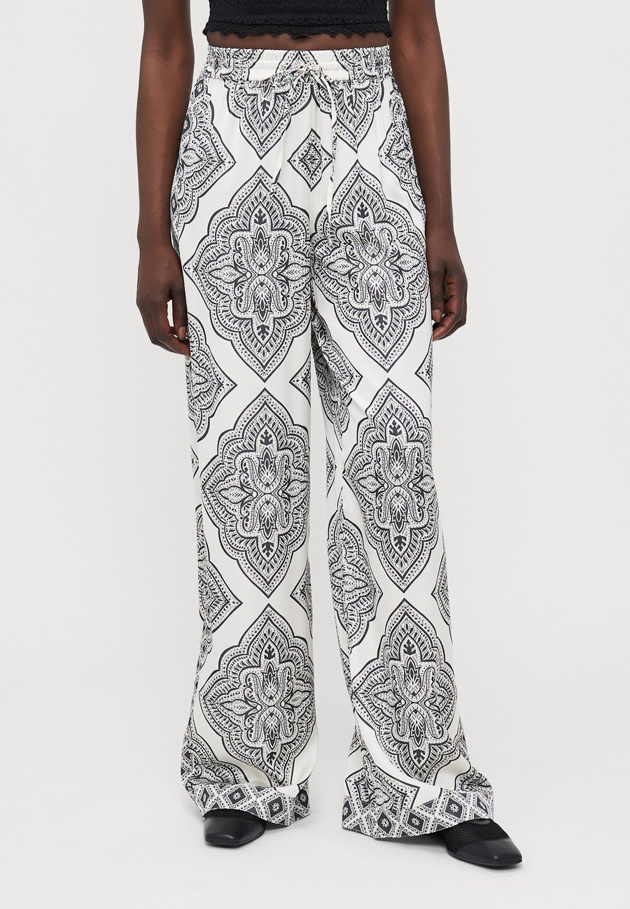 Брюки ONLY Tall ONLHAIRON PULL UP , Cloud Dancer/Black/White
Брюки ONLY Tall ONLHAIRON PULL UP , Cloud Dancer/Black/White
