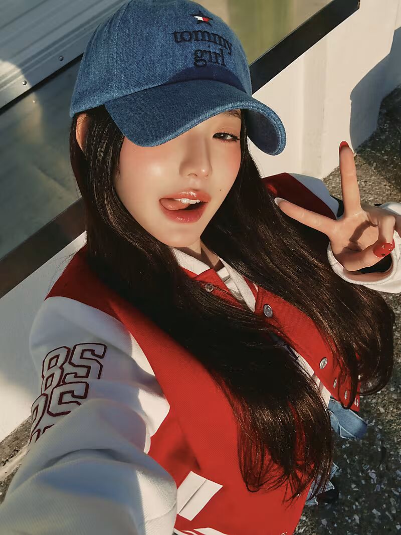 Джинсовая кепка Tommy Girl от Tommy Jeans, средняя степень стертости
Джинсовая кепка Tommy Girl от Tommy Jeans, средняя степень стертости