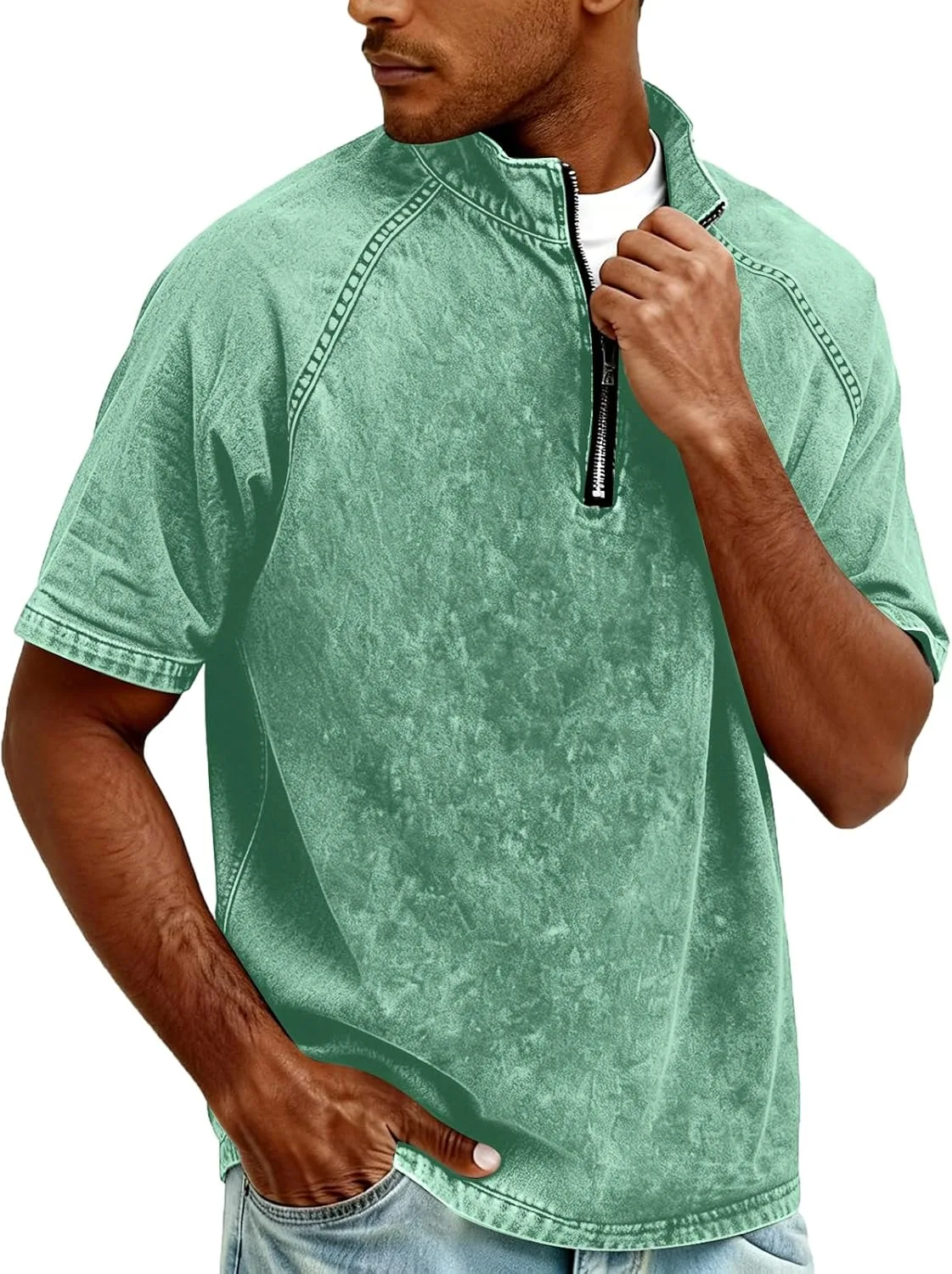 Мужская поношенная футболка henley с коротким рукавом
Мужская поношенная футболка henley с коротким рукавом