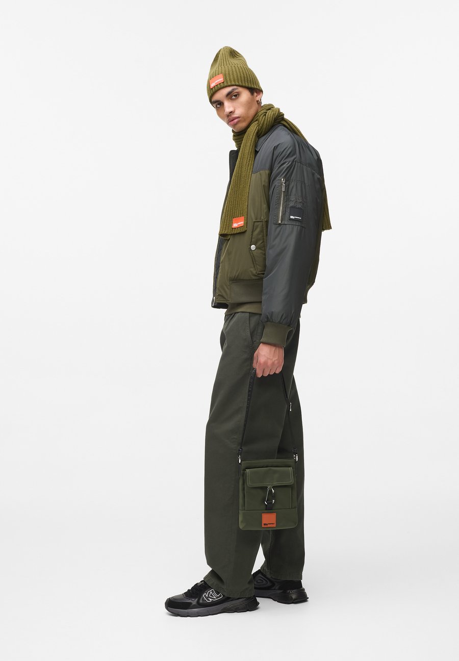 Сумка кросс-боди Karl Lagerfeld Jeans CANYON, Forest Night/Dark Green
Сумка кросс-боди Karl Lagerfeld Jeans CANYON, Forest Night/Dark Green