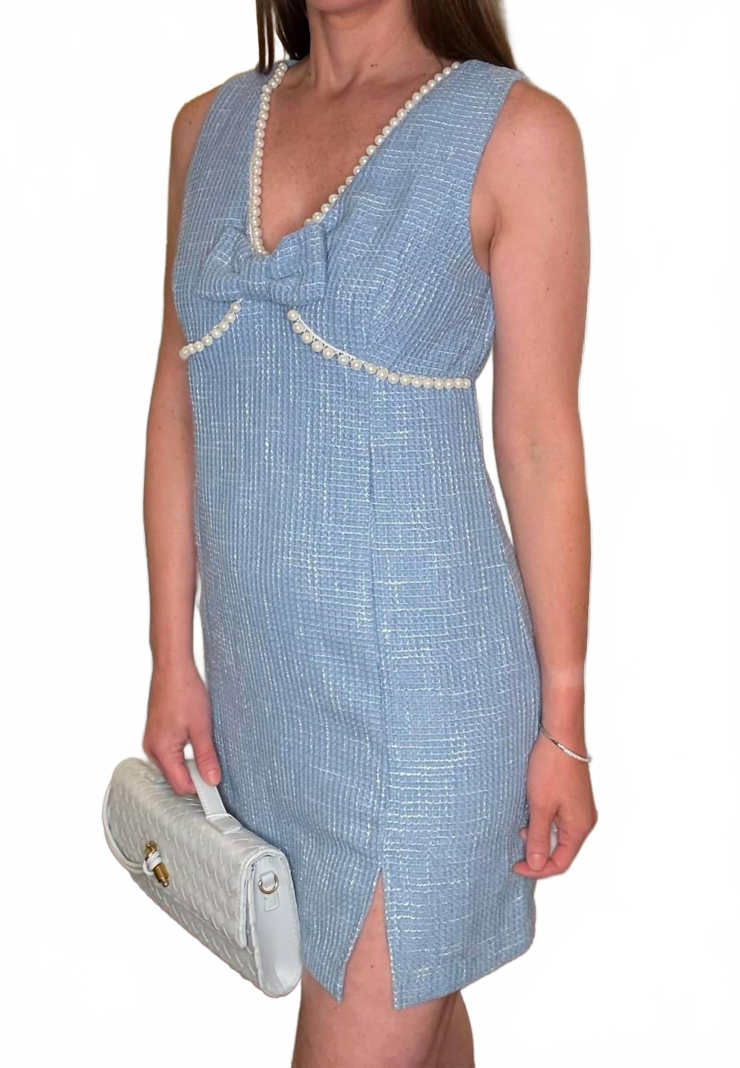 Платье из твида с жемчужным бантом в нежно-голубом цвете Voy 
Платье из твида с жемчужным бантом в нежно-голубом цвете Voy