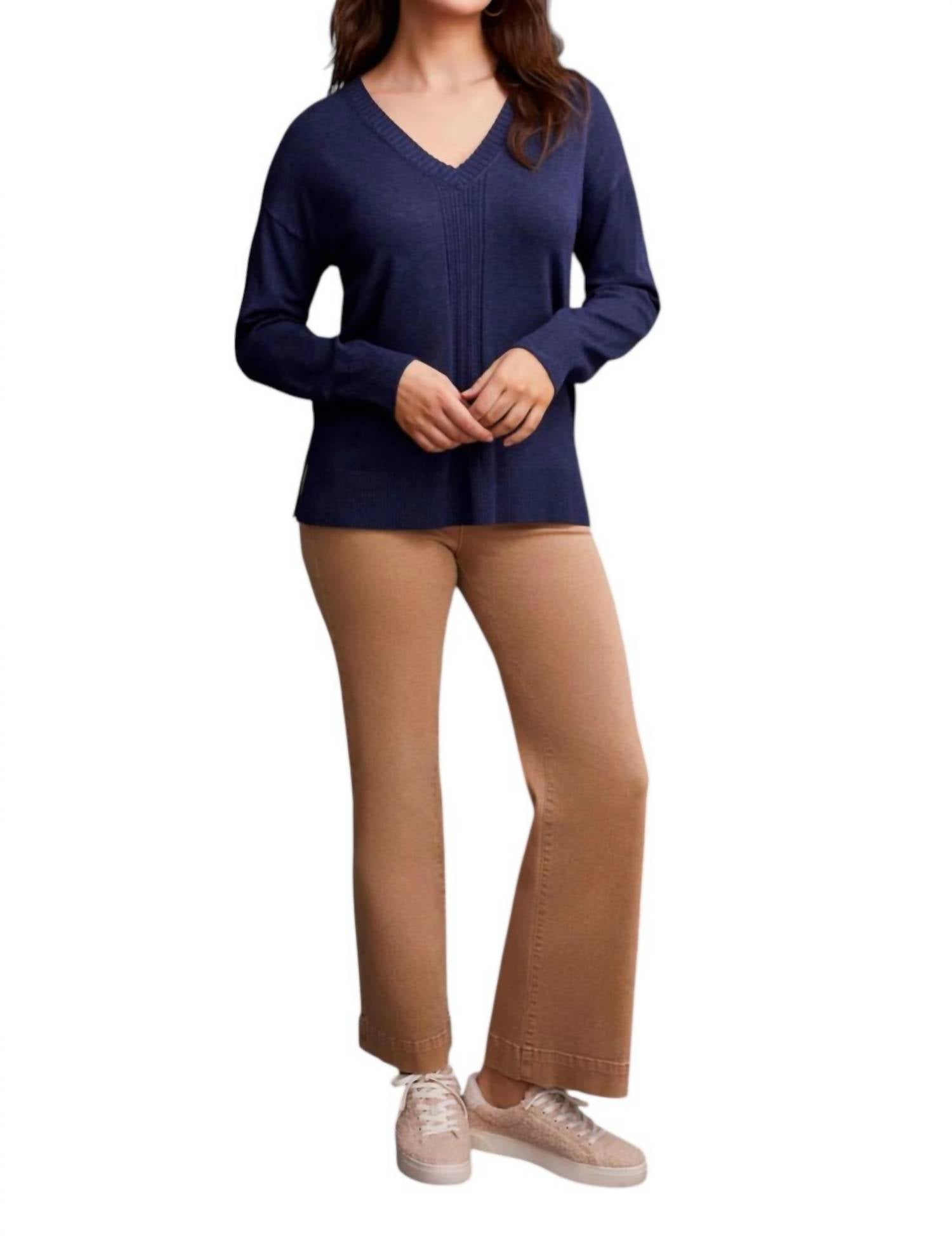 Длинный свитер с V-образным вырезом и косой в сапфировом цвете TRIBAL, Sapphire 
Длинный свитер с V-образным вырезом и косой в сапфировом цвете TRIBAL, Sapphire