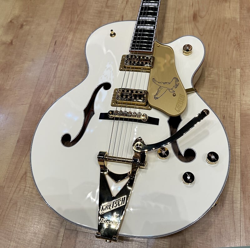 Электрогитара Gretsch G6136T-MGC Michael Guy Chislett Signature Falcon Hollow Body Guitar 2023 - Vintage White
Электрогитара Gretsch G6136T-MGC Michael Guy Chislett Signature Falcon Hollow Body Guitar 2023 - Vintage White