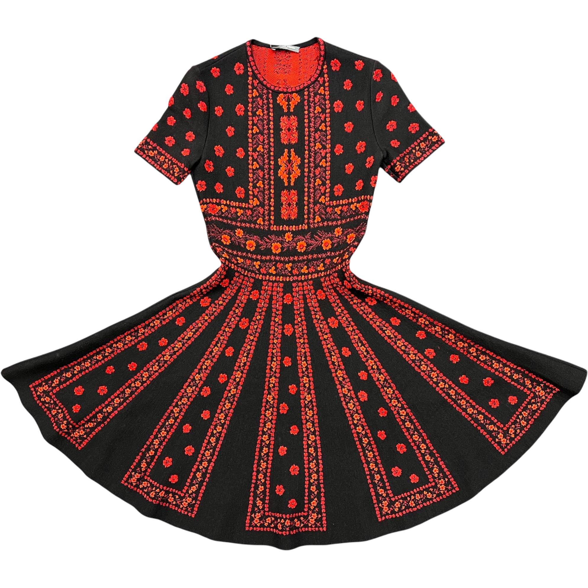 Женское платье с коротким рукавом Alexander McQueen, черный
Женское платье с коротким рукавом Alexander McQueen, черный