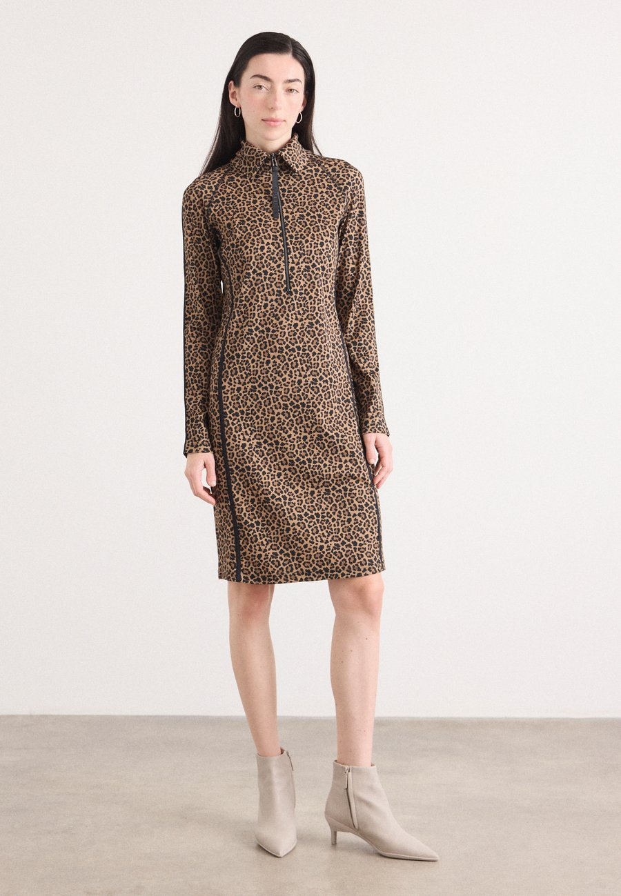 Платье Marc Cain Jersey dress, Milk Coffee/Brown
Платье Marc Cain Jersey dress, Milk Coffee/Brown