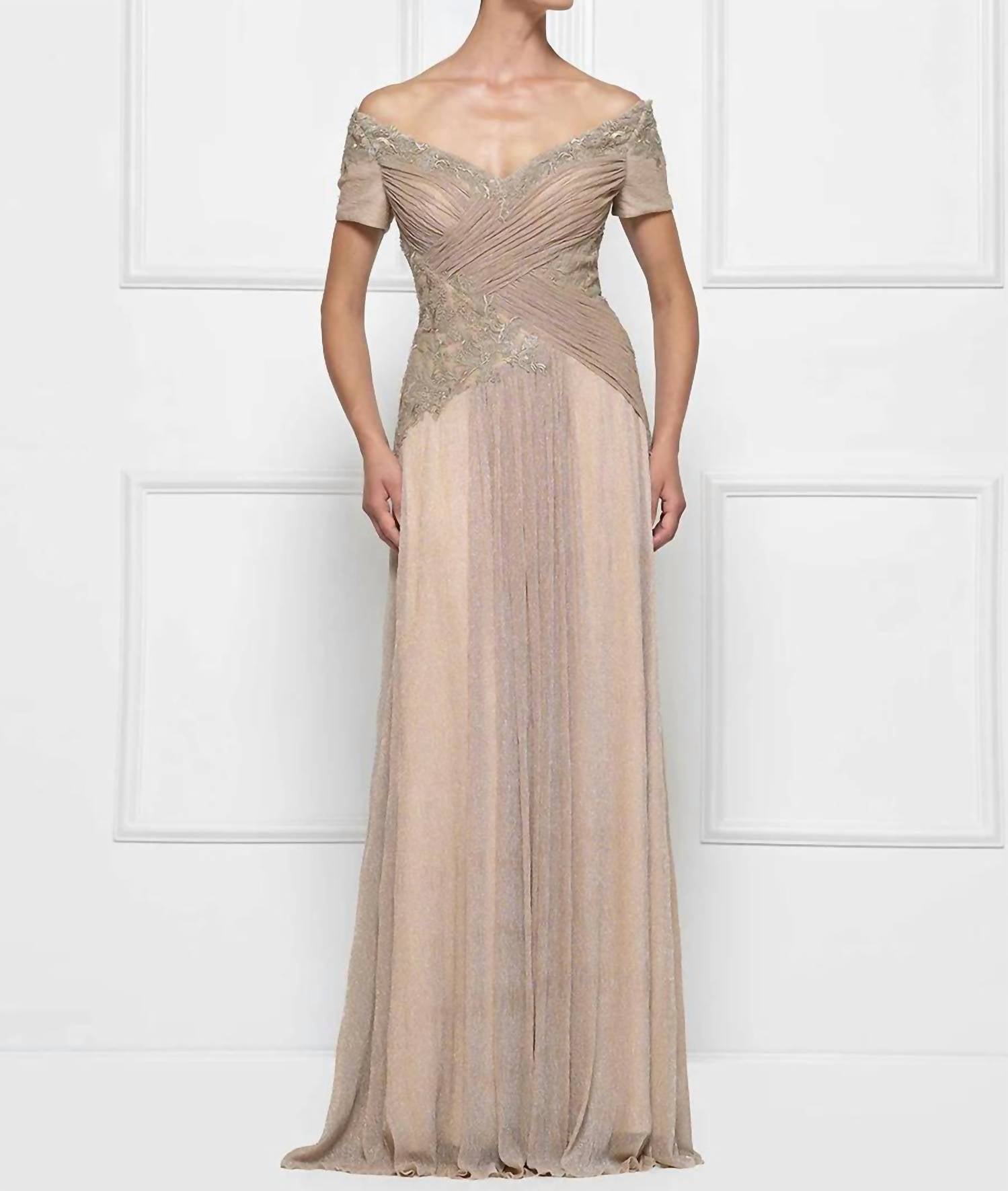 Золотое металлизированное платье для матери невесты с сетчатым узором Rina Di Montella
Золотое металлизированное платье для матери невесты с сетчатым узором Rina Di Montella