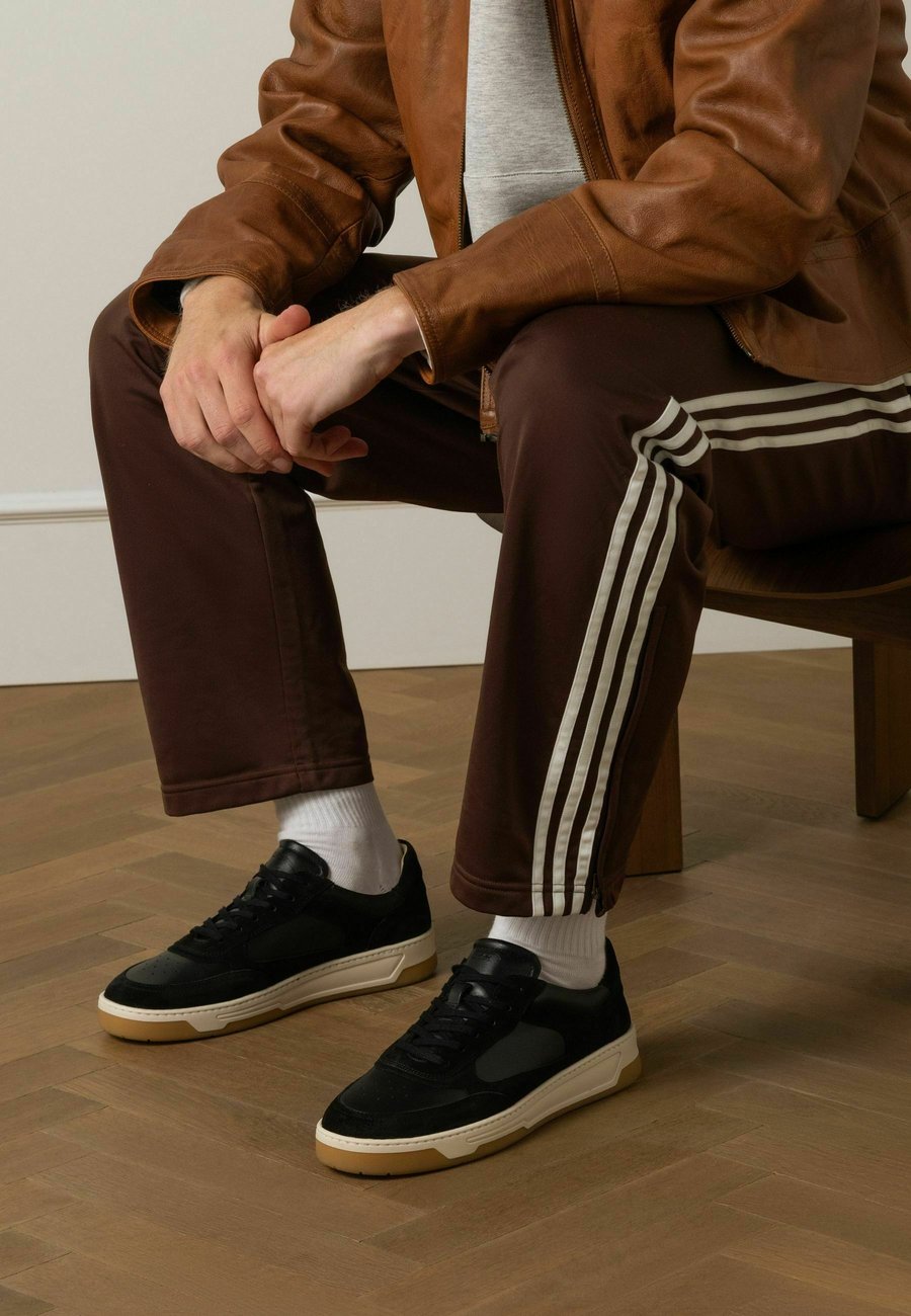 Кроссовки Manfield MIT DETAILS, Schwarz/Black
Кроссовки Manfield MIT DETAILS, Schwarz/Black