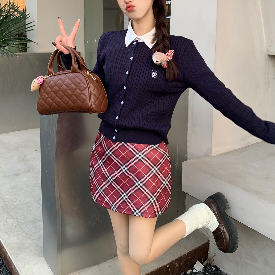 КАЗАНЬ Женская униформа Huashan'S Cat, цвет 【Set】Gray cardigan + gray woolen uniform skirt
КАЗАНЬ Женская униформа Huashan'S Cat, цвет 【Set】Gray cardigan + gray woolen uniform skirt