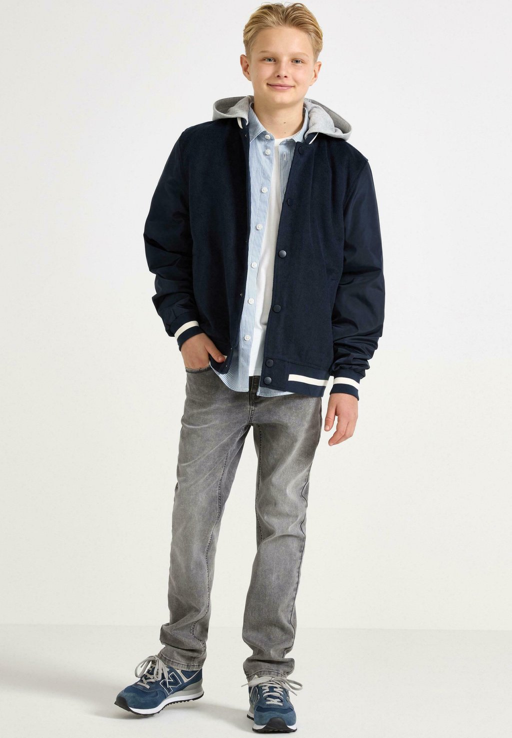 Куртка-бомбер WITH DETACHABLE HOOD Lindex, темно-синий
Куртка-бомбер WITH DETACHABLE HOOD Lindex, темно-синий