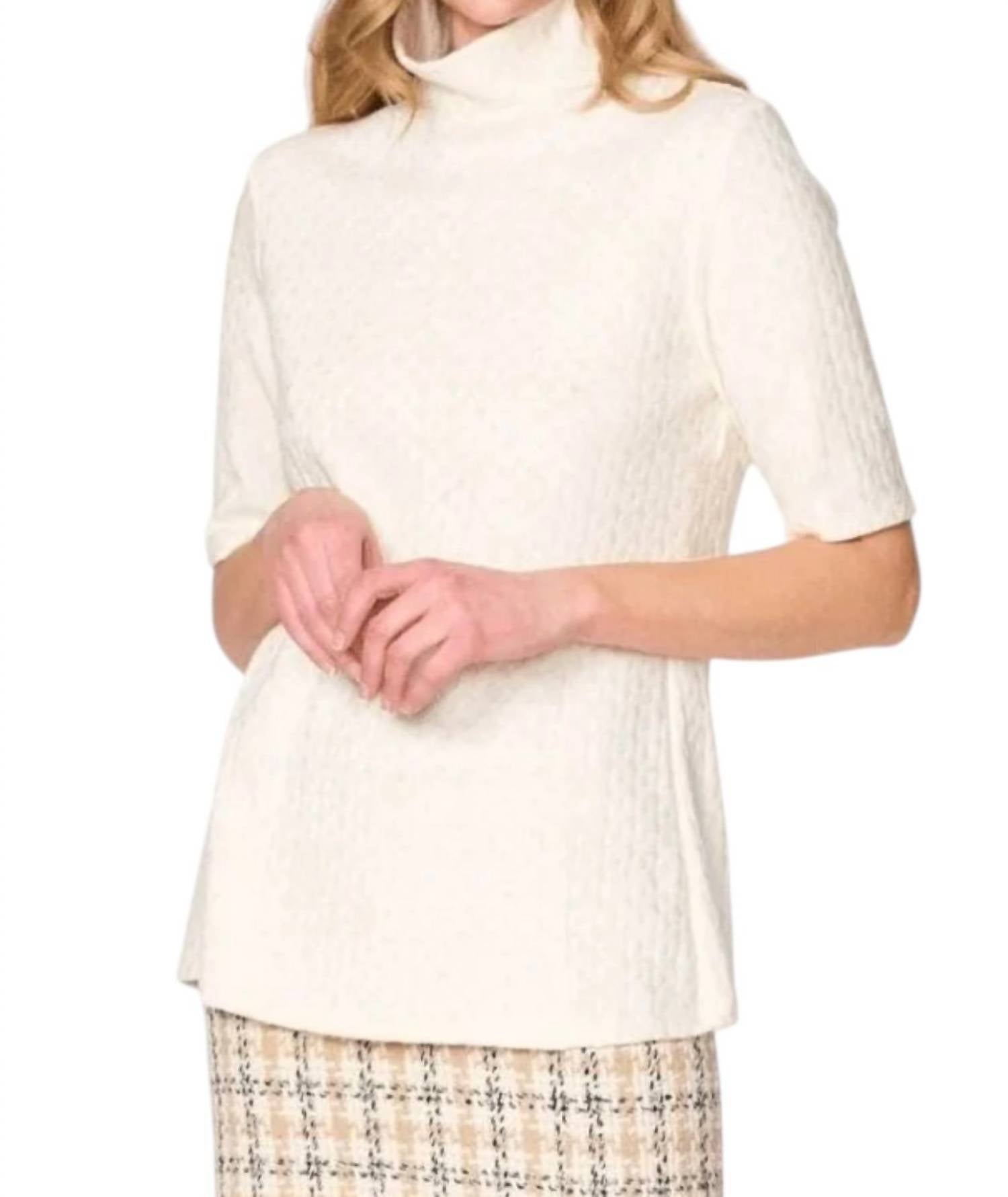 Топ с рукавами до локтя вязки "коса" цвета айвори Estelle and Finn, слоновая кость
Топ с рукавами до локтя вязки "коса" цвета айвори Estelle and Finn, слоновая кость