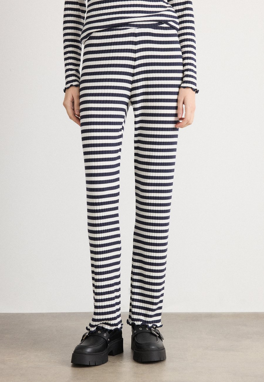 Брюки Mads Nørgaard STRIPE LONNIE PANTS, Vanilla Ice/Parisian Night/Off-White
Брюки Mads Nørgaard STRIPE LONNIE PANTS, Vanilla Ice/Parisian Night/Off-White