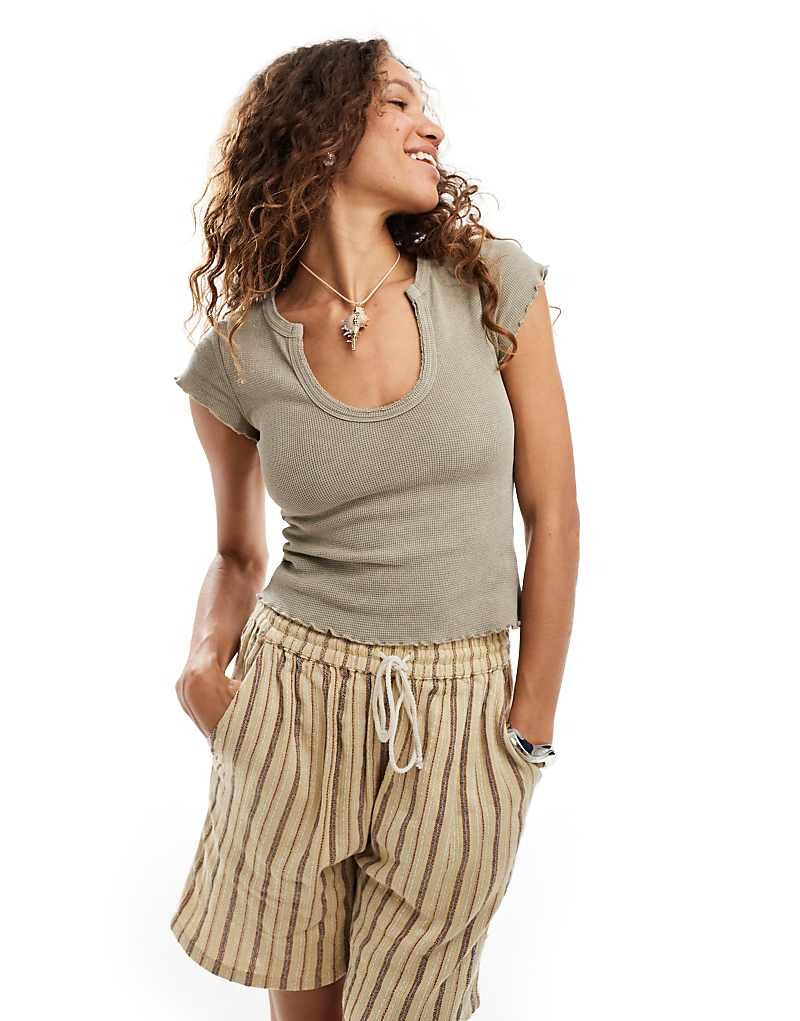 Оливковый топ с вафельным вырезом COLLUSION
Оливковый топ с вафельным вырезом COLLUSION