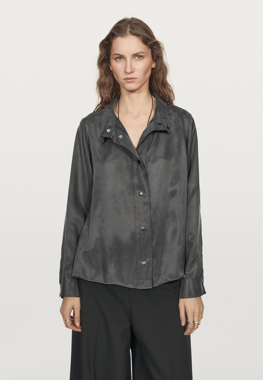 Блуза Massimo Dutti FLOWING WITH SNAP , Grey/Dark Grey
Блуза Massimo Dutti FLOWING WITH SNAP , Grey/Dark Grey