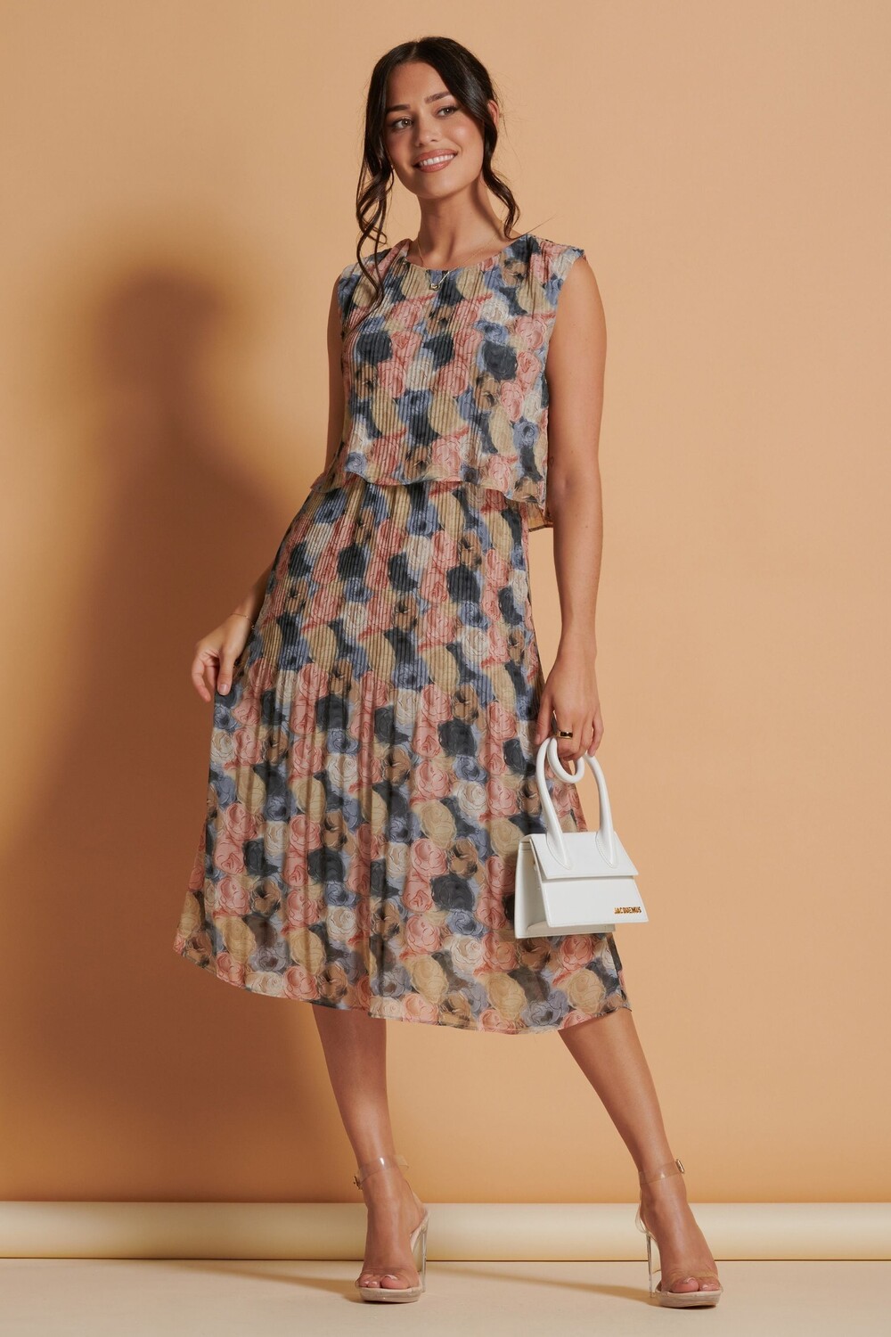 Шифоновое платье миди со складками и накладками Jolie Moi, розовый
Шифоновое платье миди со складками и накладками Jolie Moi, розовый