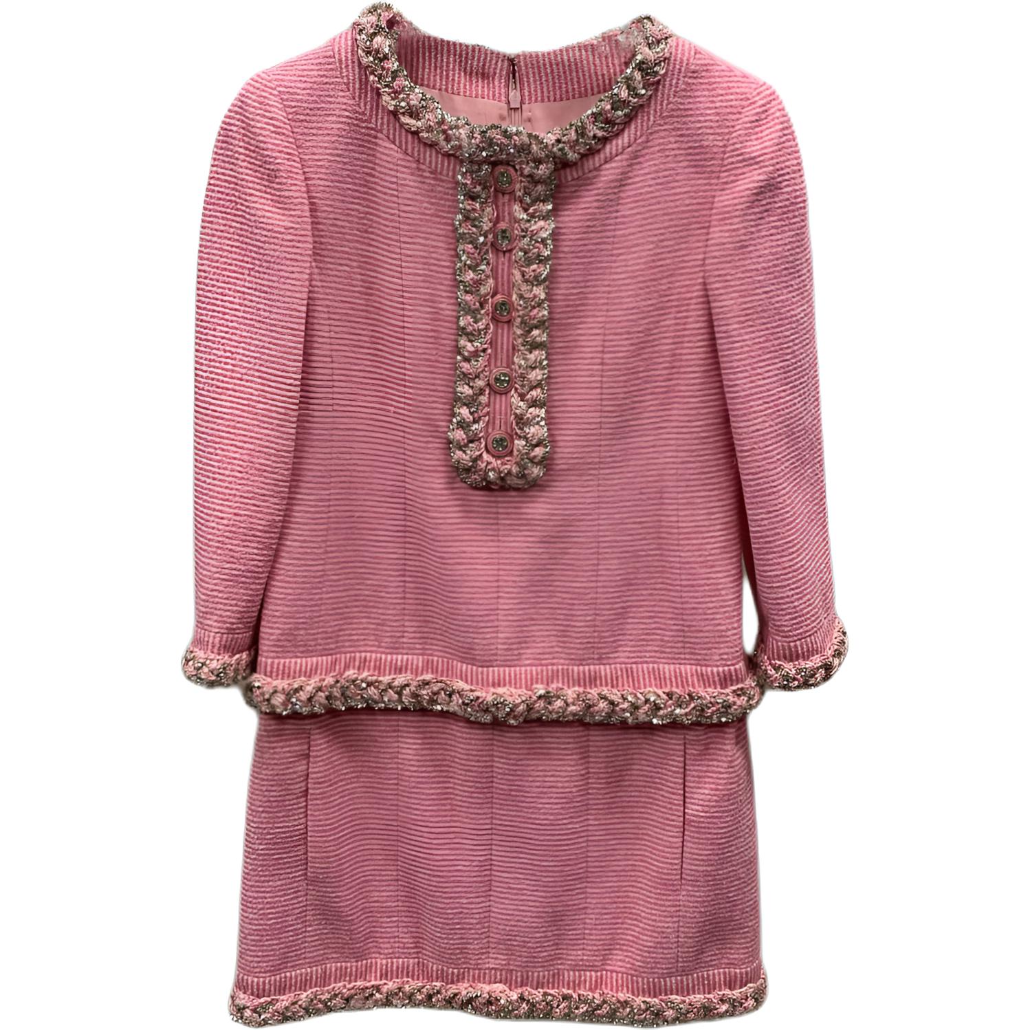 CHANEL Женское розовое платье с длинными рукавами
CHANEL Женское розовое платье с длинными рукавами