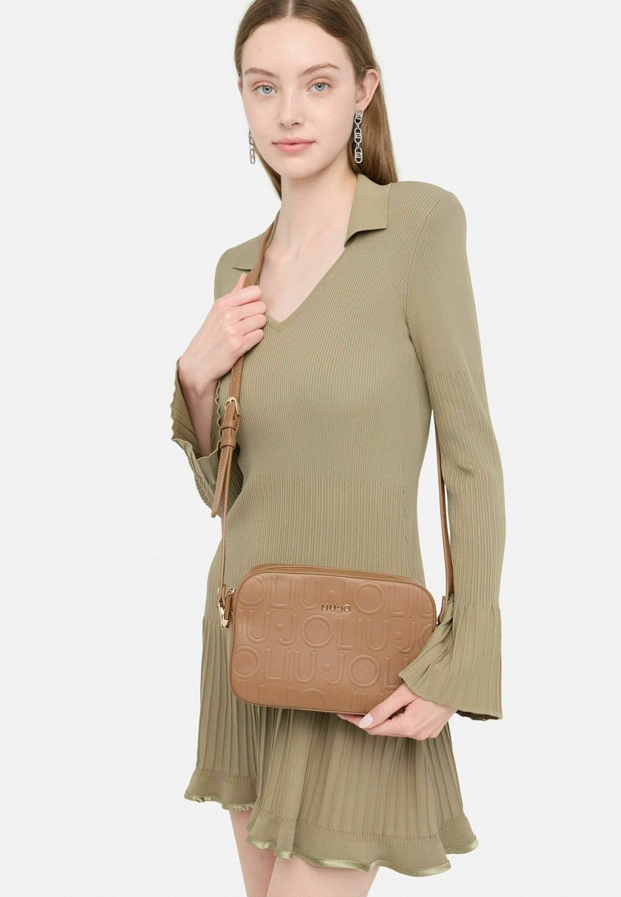 Сумка кросс-боди LIU JO Cross body bag, Cognac
Сумка кросс-боди LIU JO Cross body bag, Cognac