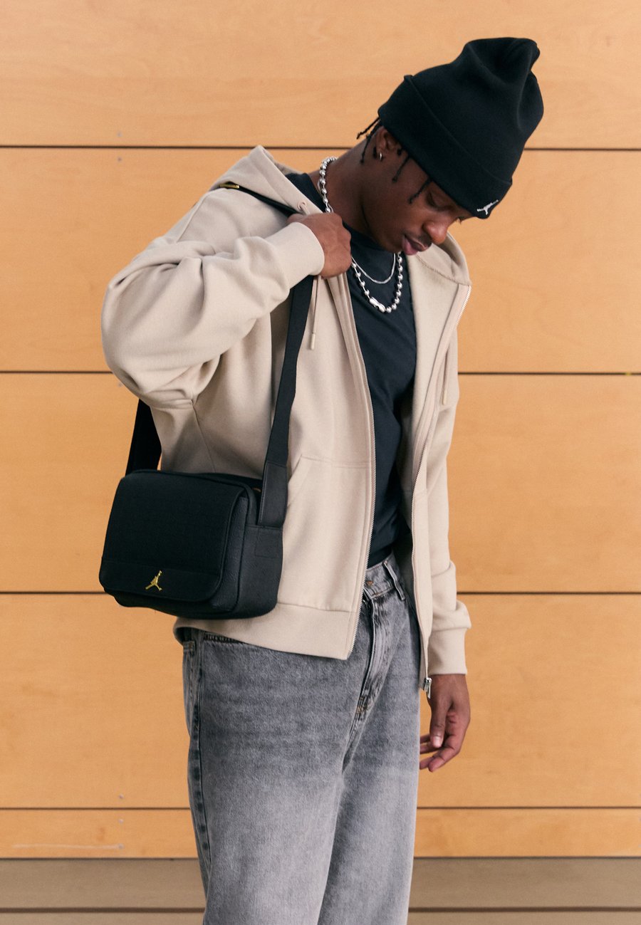 Сумка кросс-боди Jordan JAM MONOGRAM MINI MESSENGER BAG, Black/Gold-Coloured/Black
Сумка кросс-боди Jordan JAM MONOGRAM MINI MESSENGER BAG, Black/Gold-Coloured/Black