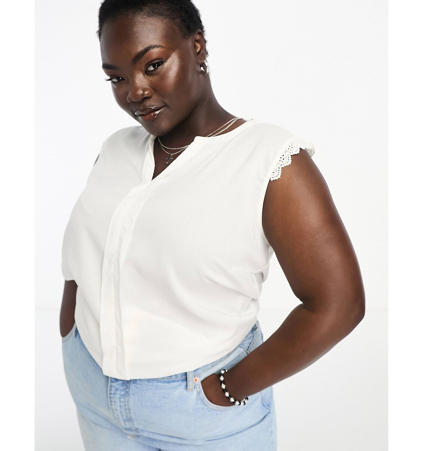 Белая блуза с v-образным вырезом и крючком Only Curve
Белая блуза с v-образным вырезом и крючком Only Curve