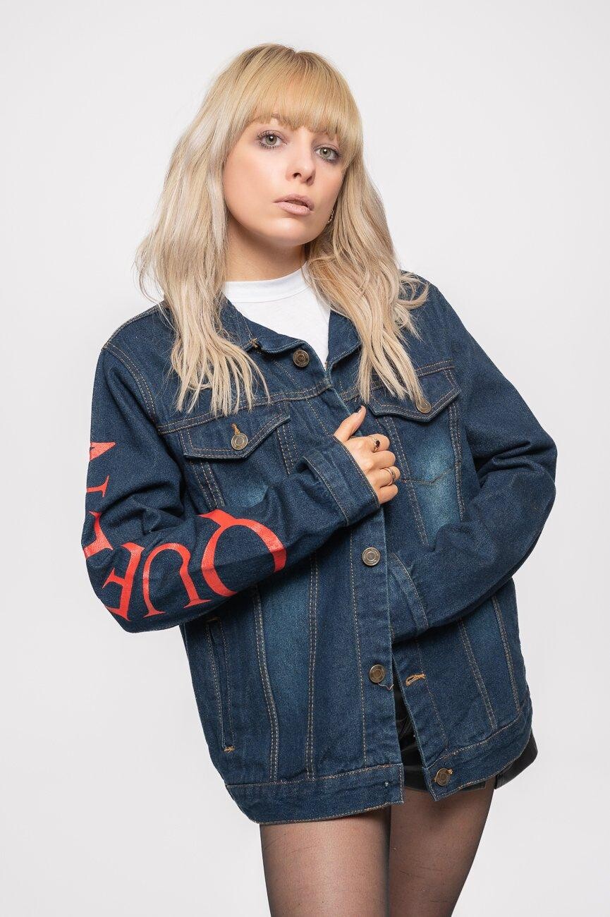 Классическая белая джинсовая куртка с гербом Queen, синий
Классическая белая джинсовая куртка с гербом Queen, синий
