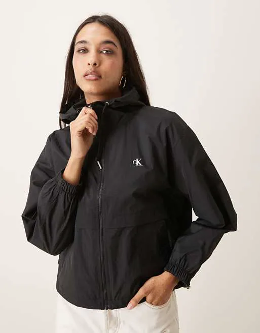 Черная ветровка Calvin Klein Jeans Essential
Черная ветровка Calvin Klein Jeans Essential