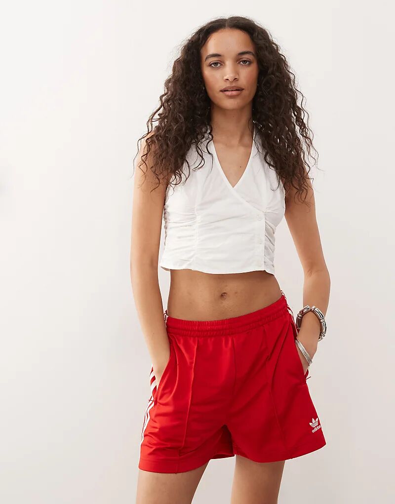 Топ Monki с халтер-халтером и оборками по бокам, белый цвет
Топ Monki с халтер-халтером и оборками по бокам, белый цвет