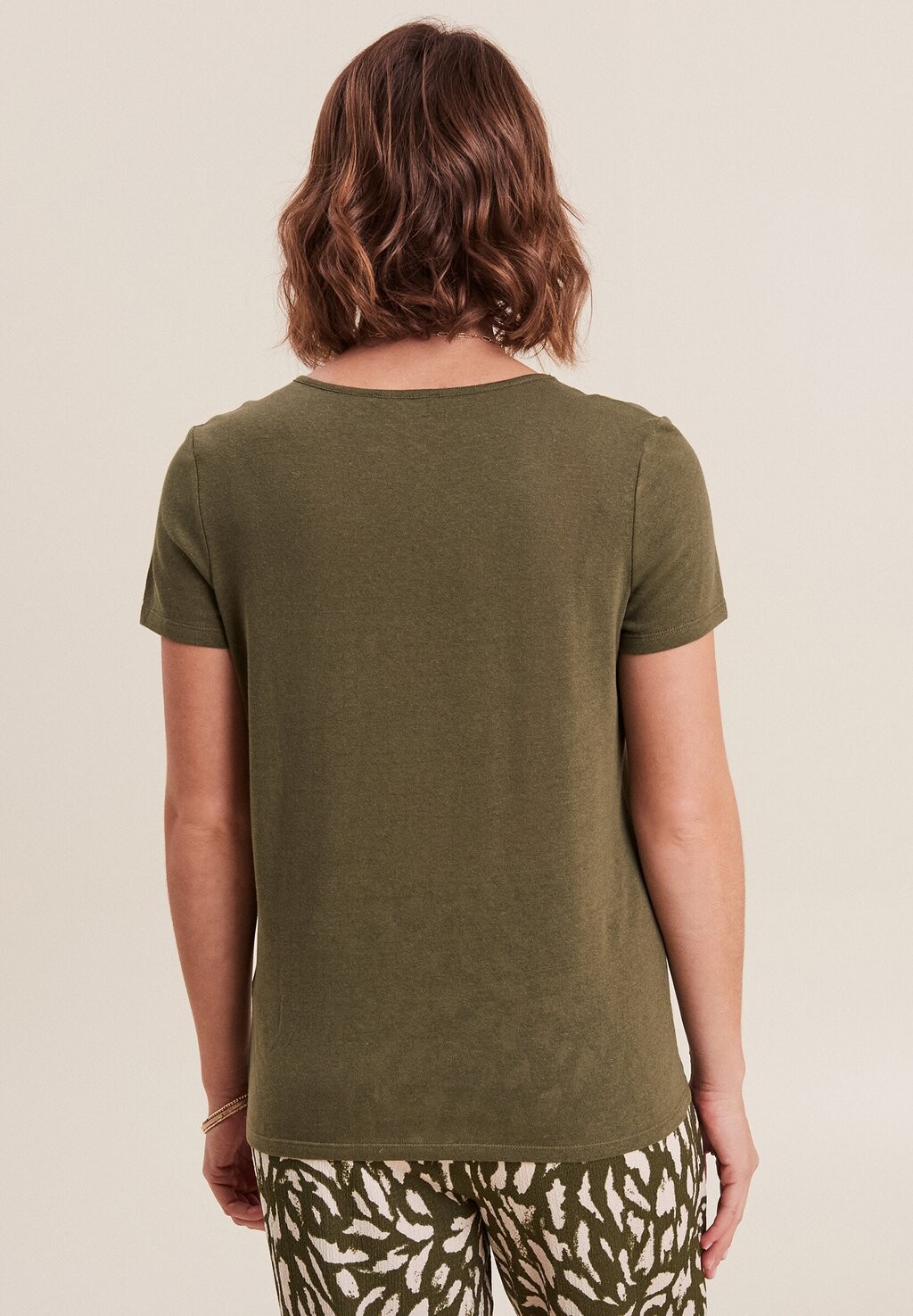 Базовая футболка MIT KURZEN ÄRMELN UND V-AUSSCHNITT Breal, оливковый
Базовая футболка MIT KURZEN ÄRMELN UND V-AUSSCHNITT Breal, оливковый